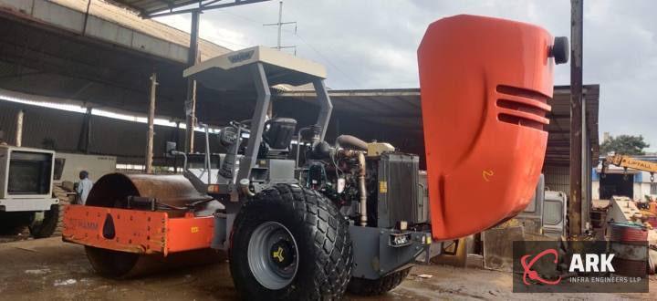 Soil compactor in the workshop